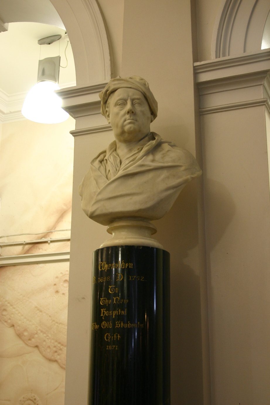 William Cheselden's bust, St Thomas', London - 01.JPG